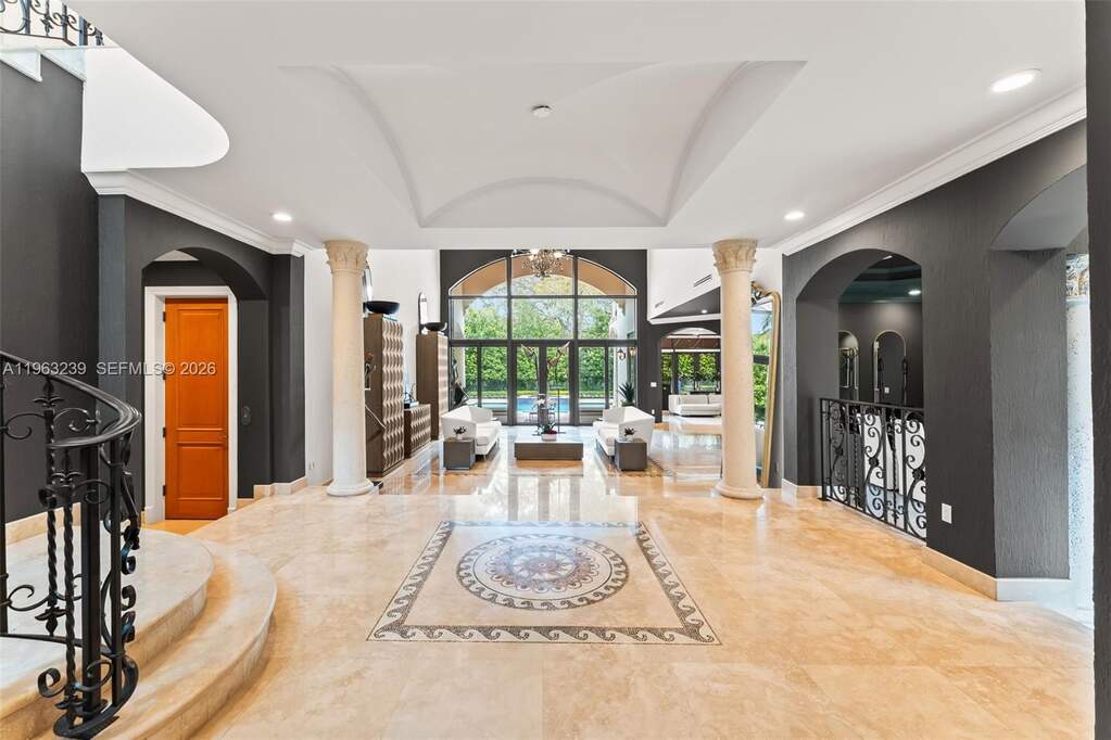 6 Bedroom Single Family Home/House's Image 4