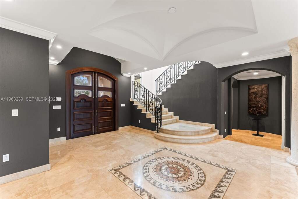 6 Bedroom Single Family Home/House's Image 5