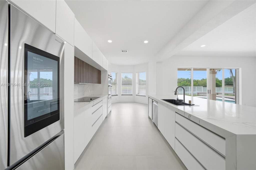 6 Bedroom Single Family Home/House's Image 7
