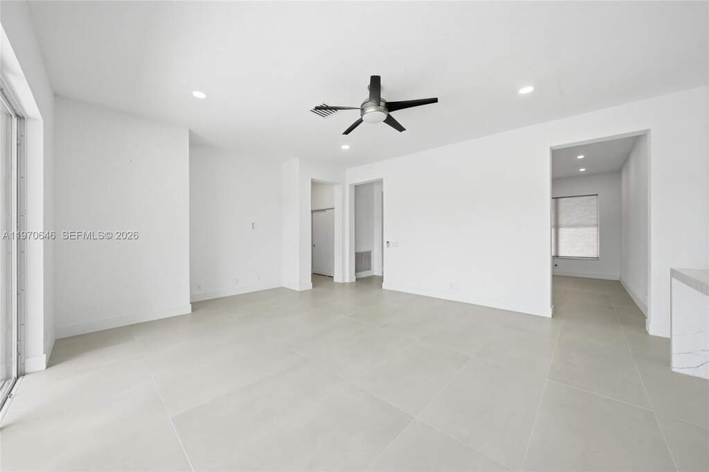 6 Bedroom Single Family Home/House's Image 8