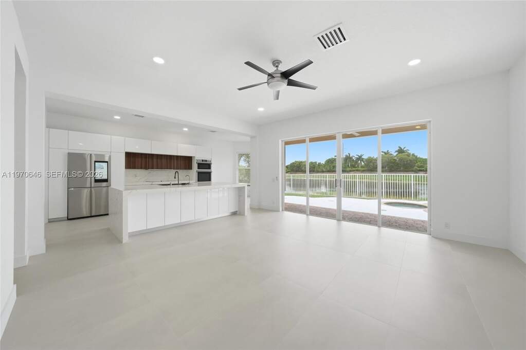 6 Bedroom Single Family Home/House's Image 10