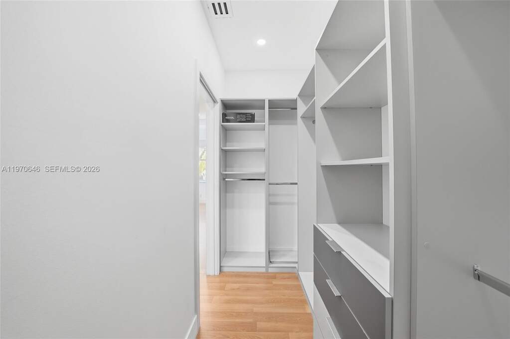 6 Bedroom Single Family Home/House's Image 20