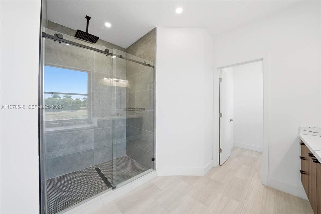 6 Bedroom Single Family Home/House's Image 22