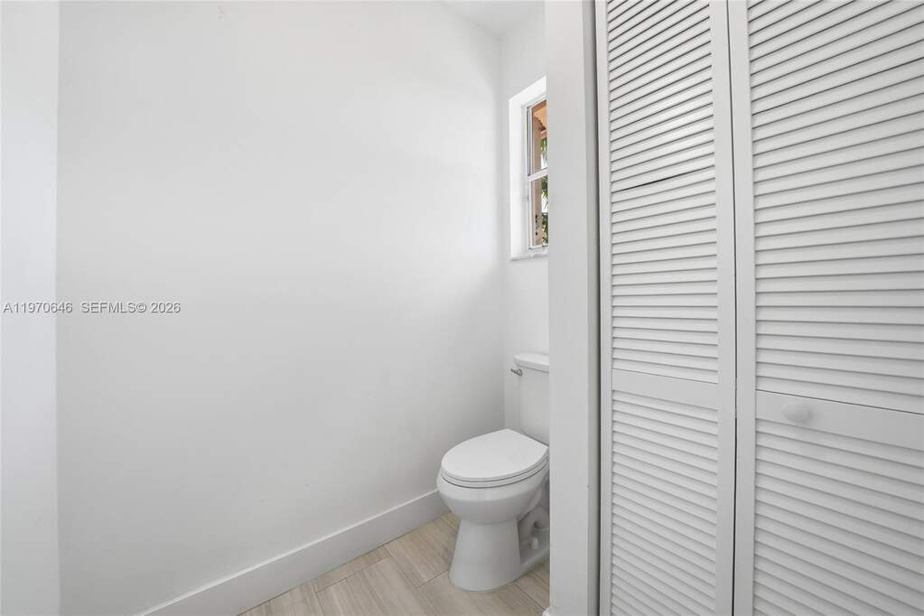 6 Bedroom Single Family Home/House's Image 26