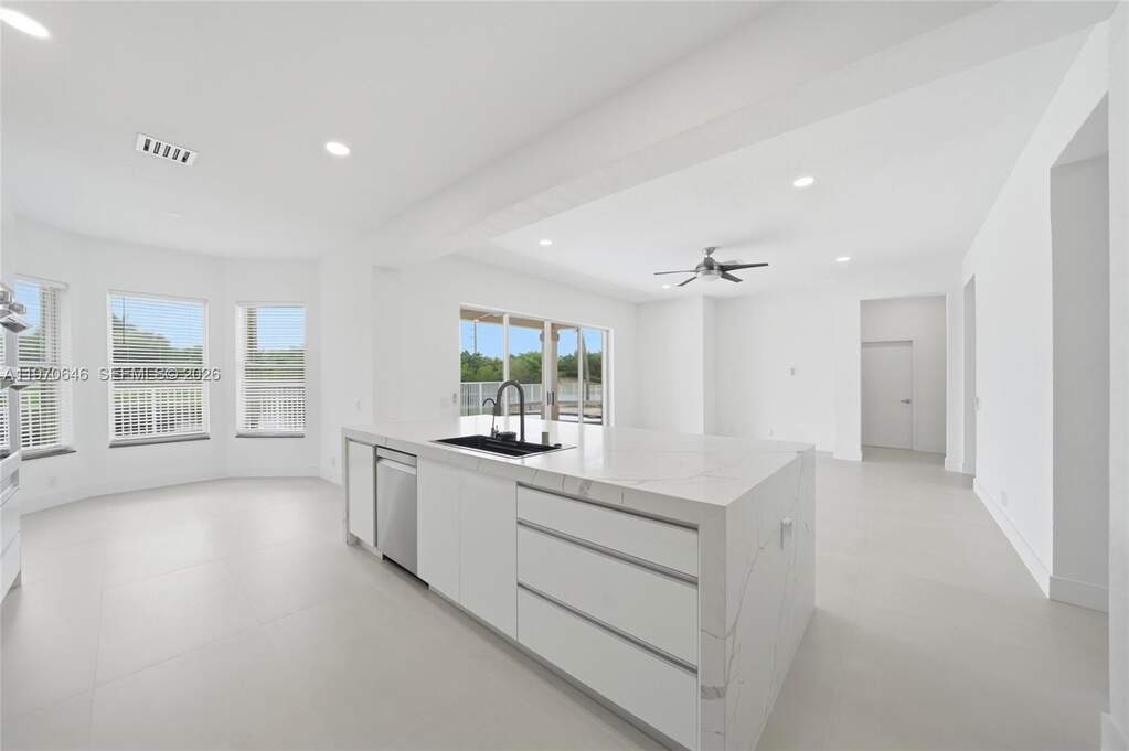 6 Bedroom Single Family Home/House's Image 3