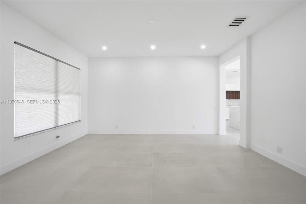 6 Bedroom Single Family Home/House's Image 4