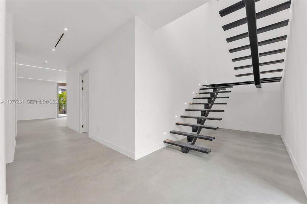 5 Bedroom Single Family Home/House's Image 7