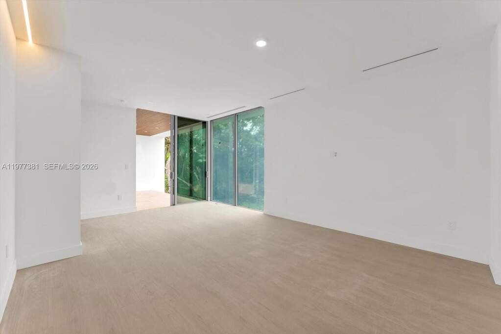 5 Bedroom Single Family Home/House's Image 12