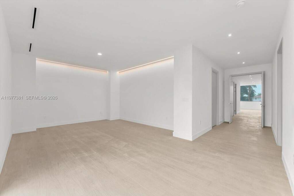 5 Bedroom Single Family Home/House's Image 13