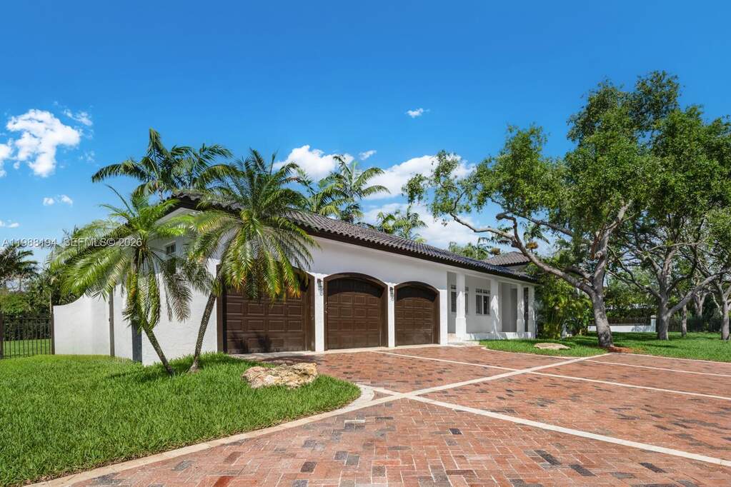6 Bedroom Single Family Home/House's Image 41