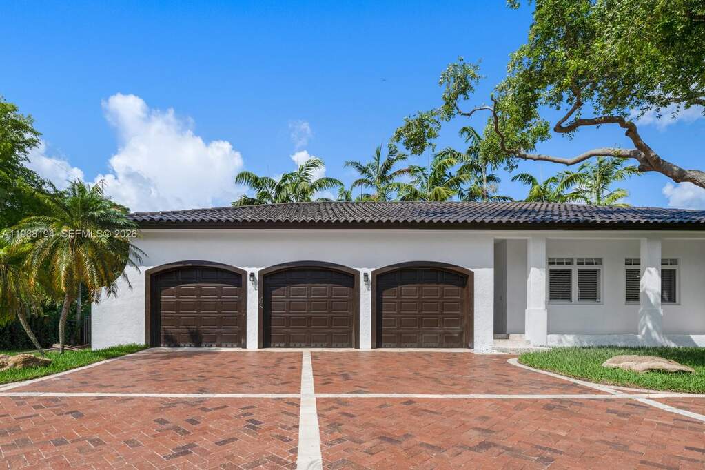 6 Bedroom Single Family Home/House's Image 42