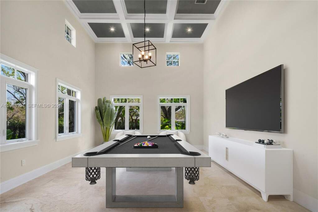 6 Bedroom Single Family Home/House's Image 4