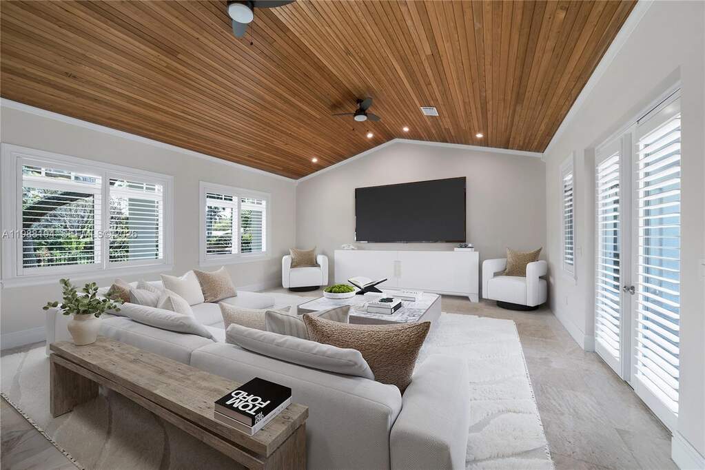 6 Bedroom Single Family Home/House's Image 6