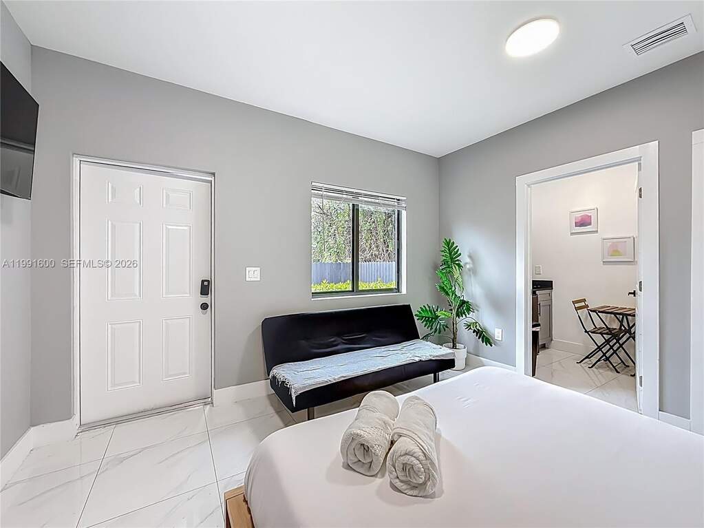 8 Bedroom Multi Unit's Image 15