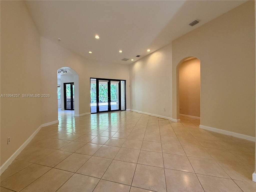 5 Bedroom Single Family Home/House's Image 3