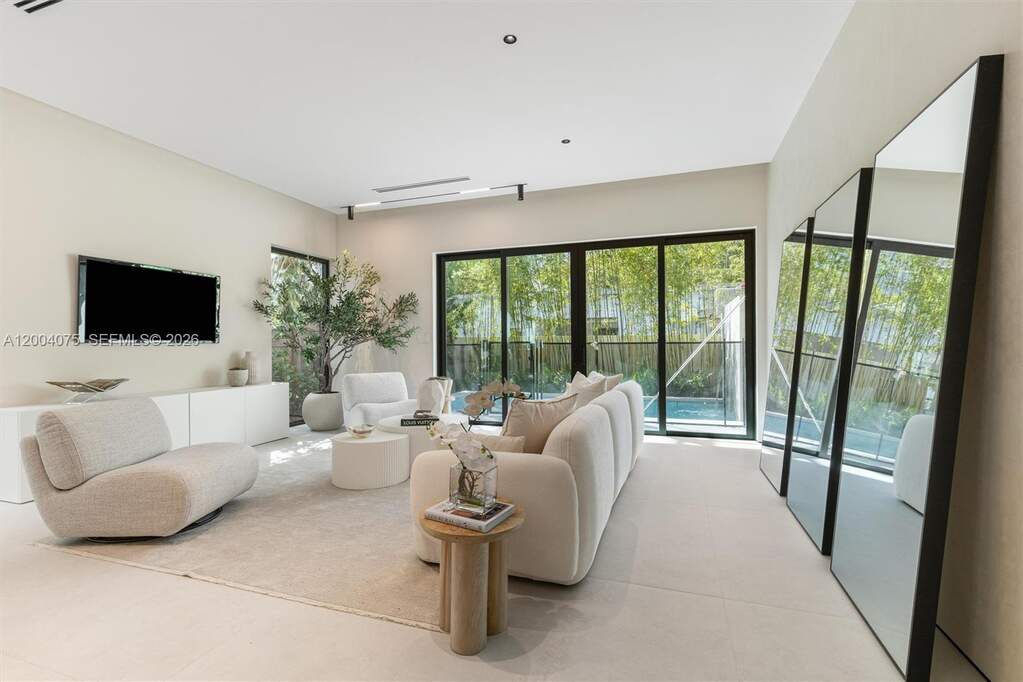 4 Bedroom Villa/Townhouse's Image 3
