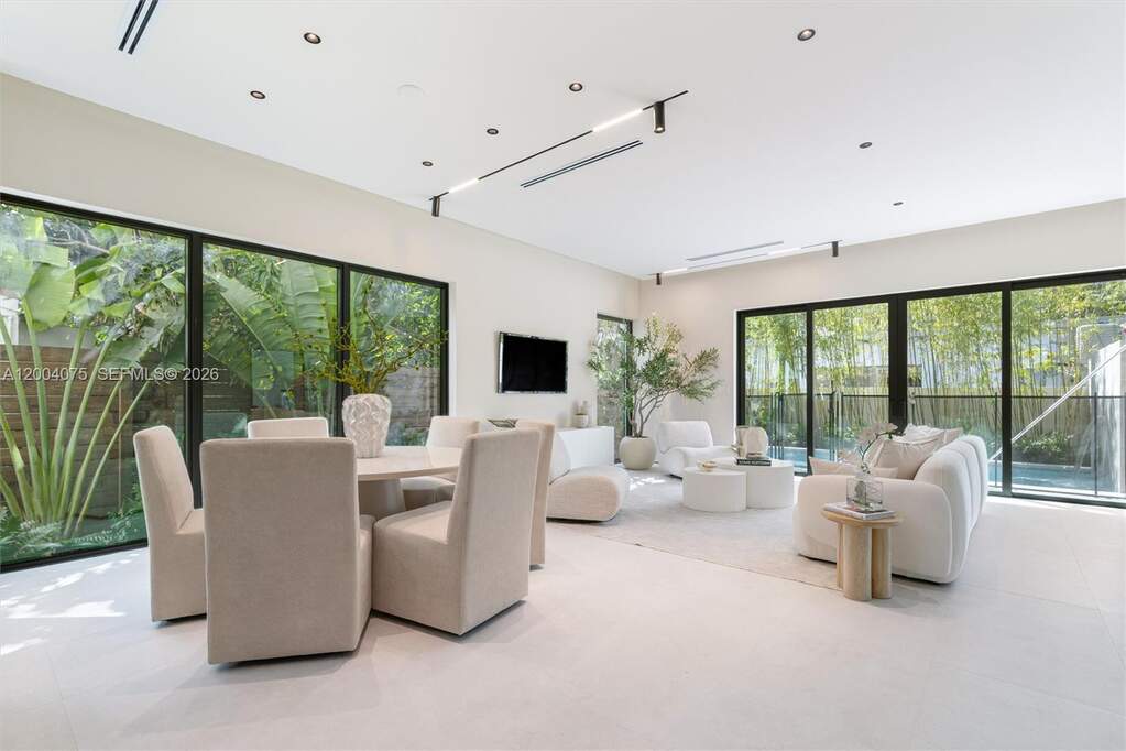 4 Bedroom Villa/Townhouse's Image 6