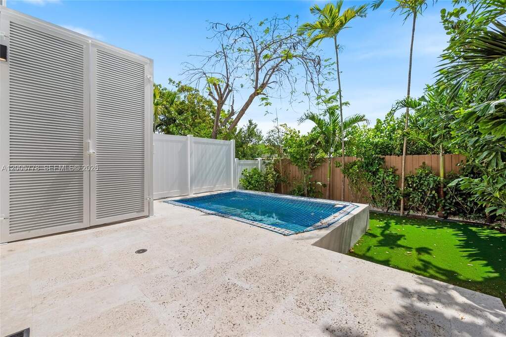 4 Bedroom Villa/Townhouse's Image 24