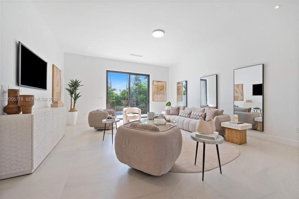 4 Bedroom Villa/Townhouse's Image 3