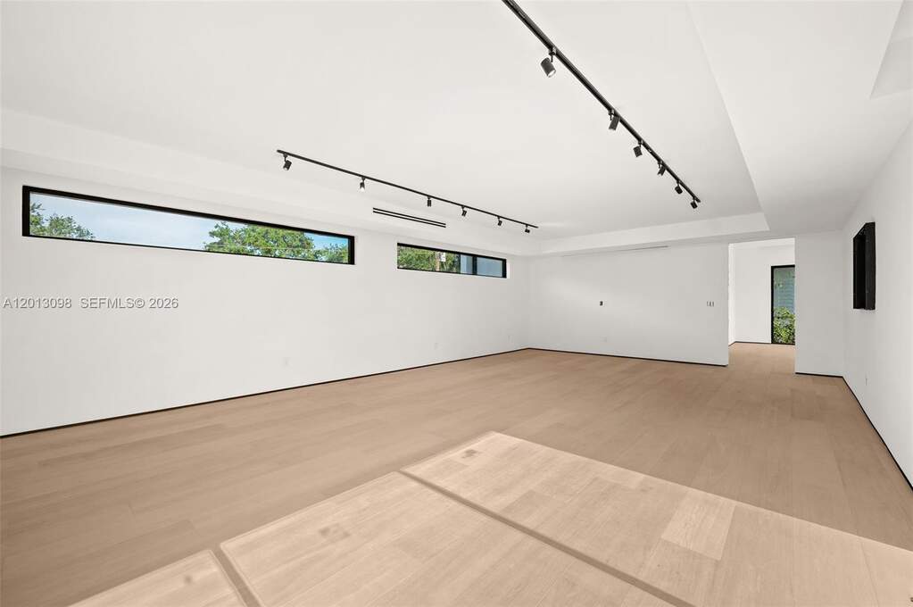 6 Bedroom Single Family Home/House's Image 10