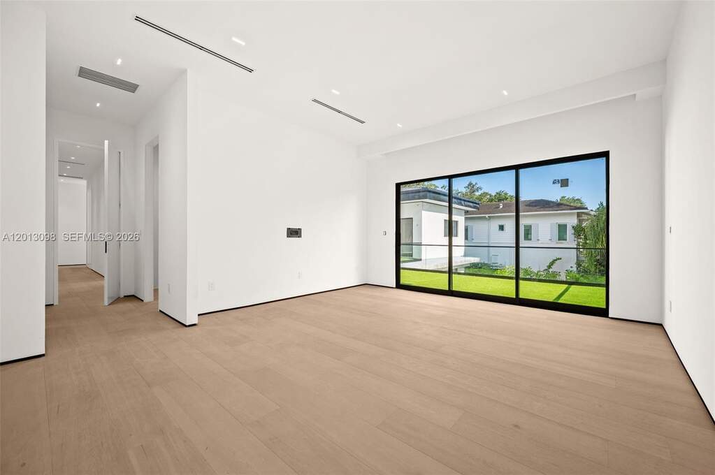 6 Bedroom Single Family Home/House's Image 11