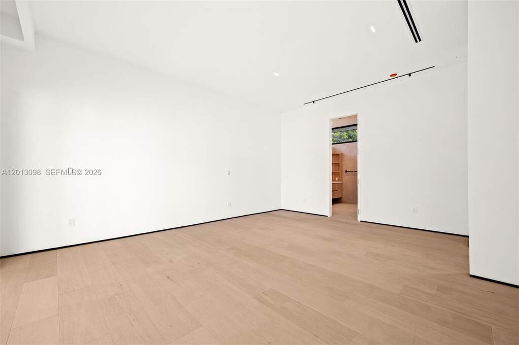 6 Bedroom Single Family Home/House's Image 12