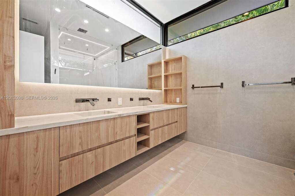 6 Bedroom Single Family Home/House's Image 13