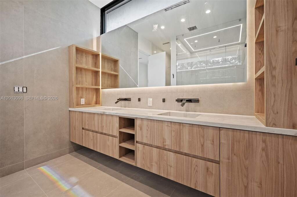 6 Bedroom Single Family Home/House's Image 14