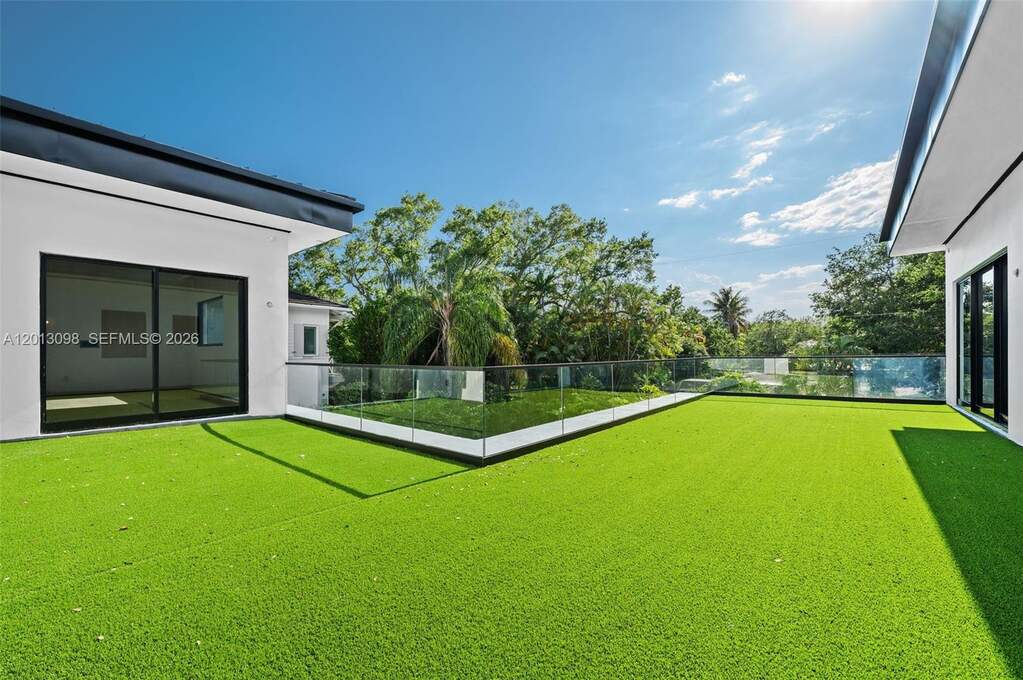 6 Bedroom Single Family Home/House's Image 17