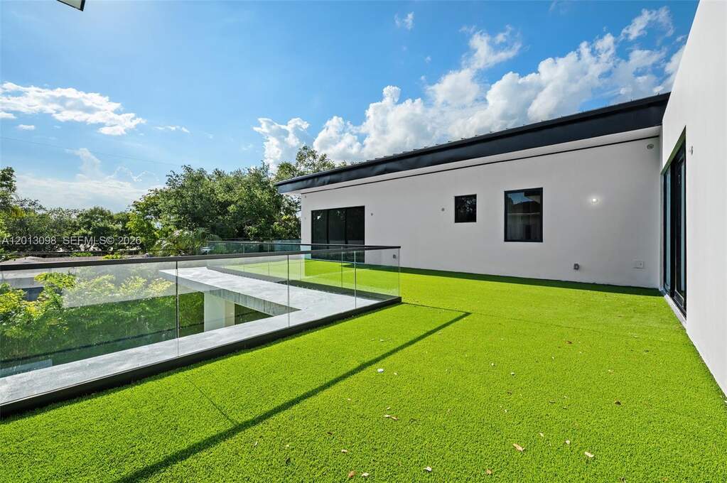 6 Bedroom Single Family Home/House's Image 18