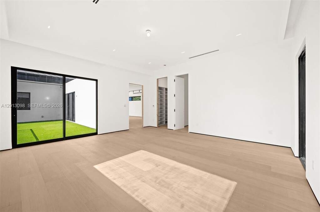 6 Bedroom Single Family Home/House's Image 19