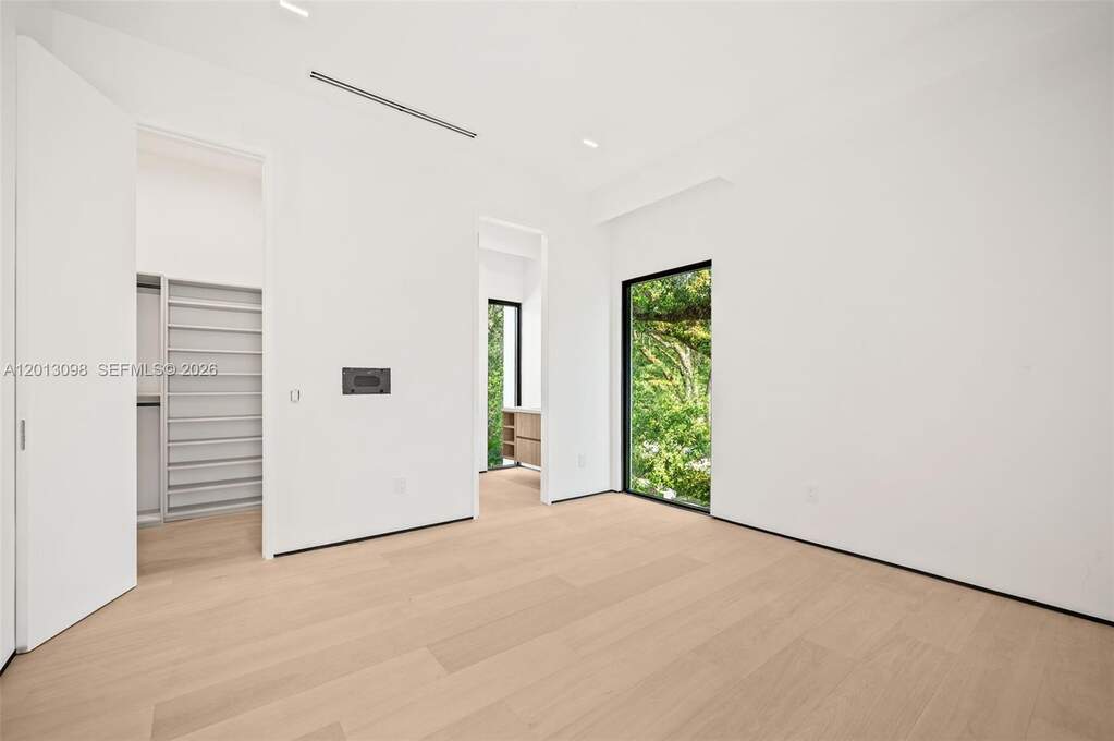 6 Bedroom Single Family Home/House's Image 20