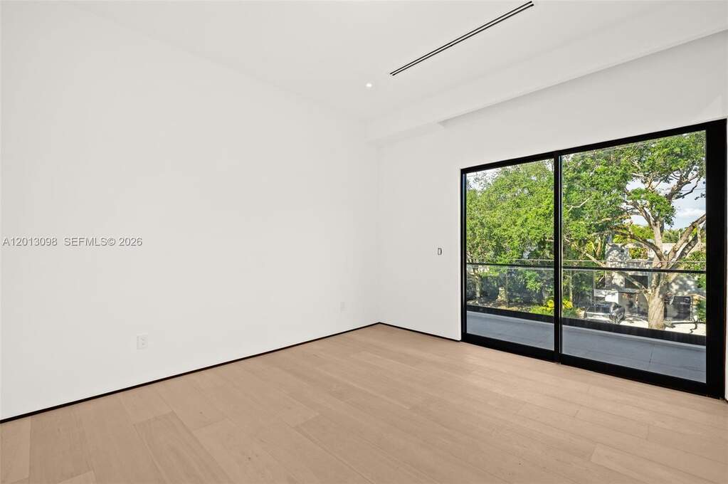 6 Bedroom Single Family Home/House's Image 24