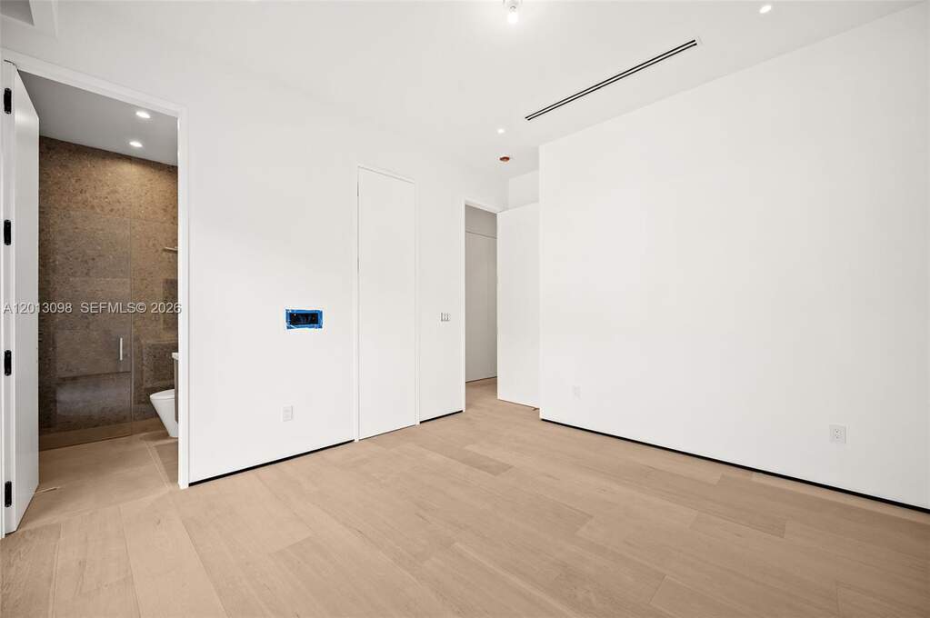 6 Bedroom Single Family Home/House's Image 25