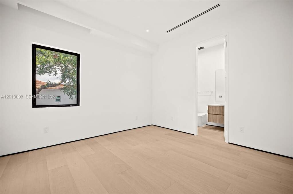 6 Bedroom Single Family Home/House's Image 27