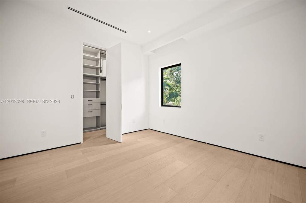 6 Bedroom Single Family Home/House's Image 28