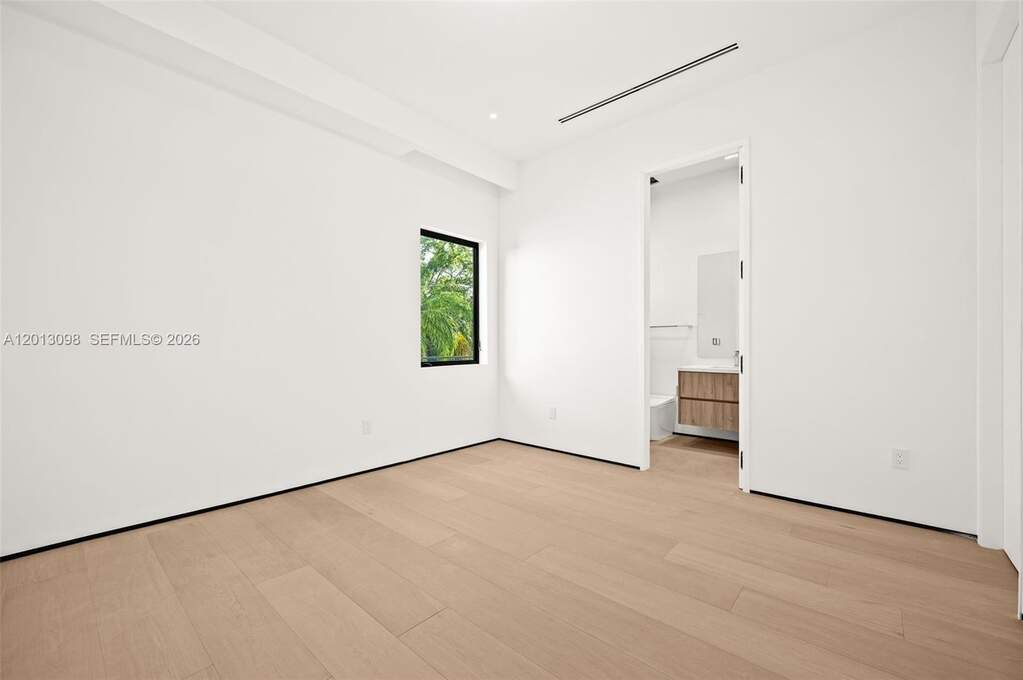 6 Bedroom Single Family Home/House's Image 31