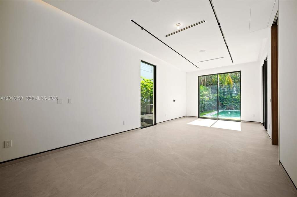 6 Bedroom Single Family Home/House's Image 32