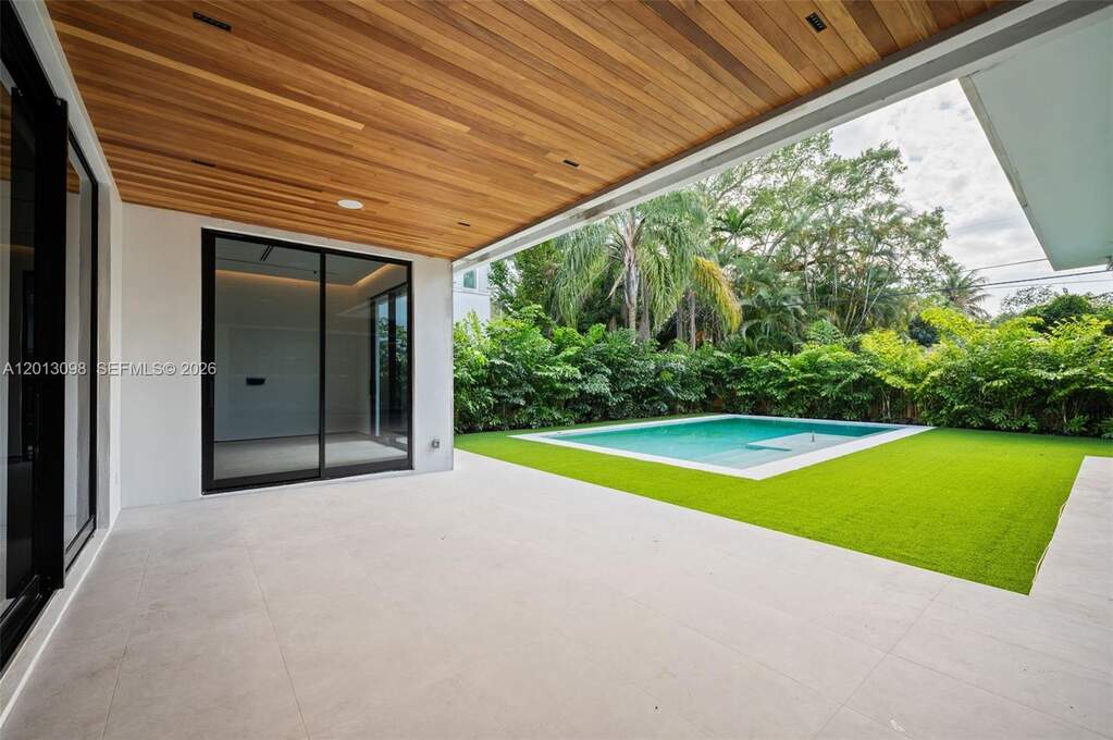 6 Bedroom Single Family Home/House's Image 34