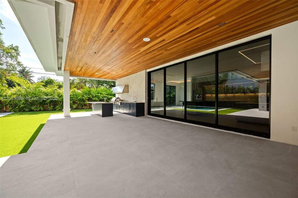 6 Bedroom Single Family Home/House's Image 35