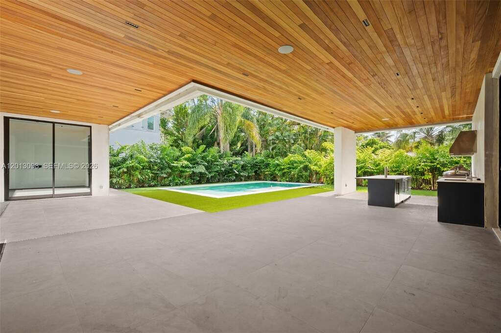 6 Bedroom Single Family Home/House's Image 36