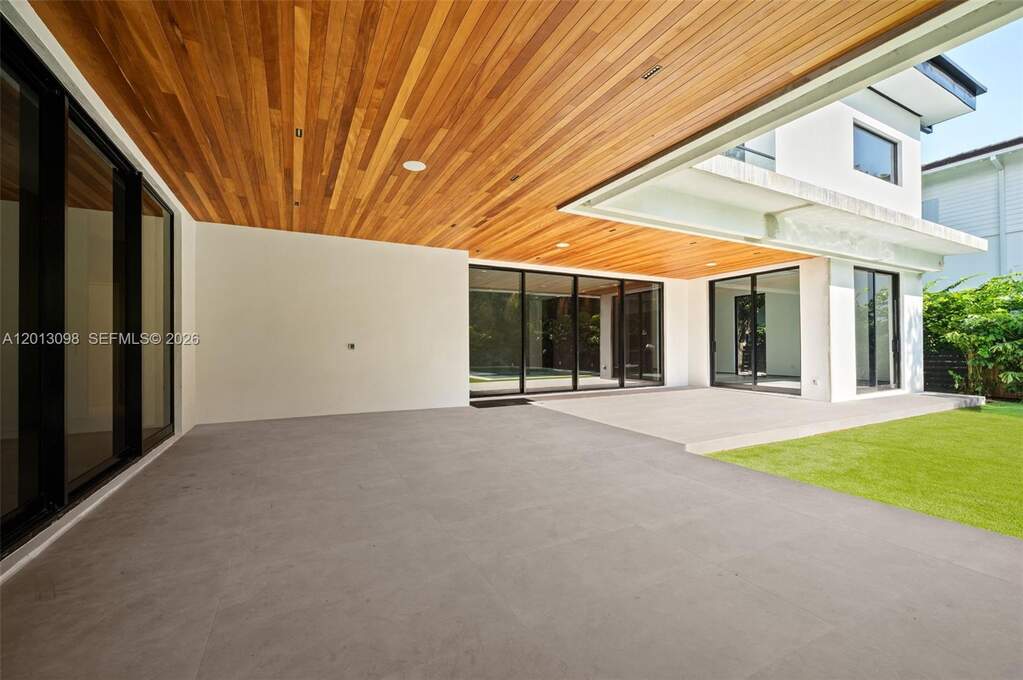 6 Bedroom Single Family Home/House's Image 38