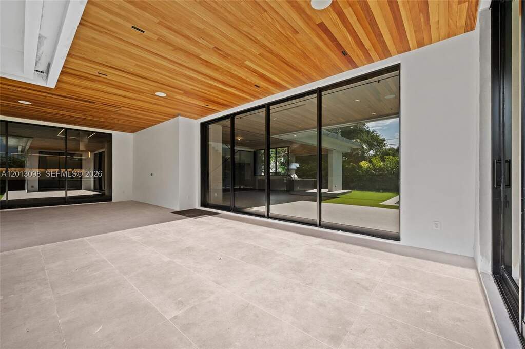 6 Bedroom Single Family Home/House's Image 39