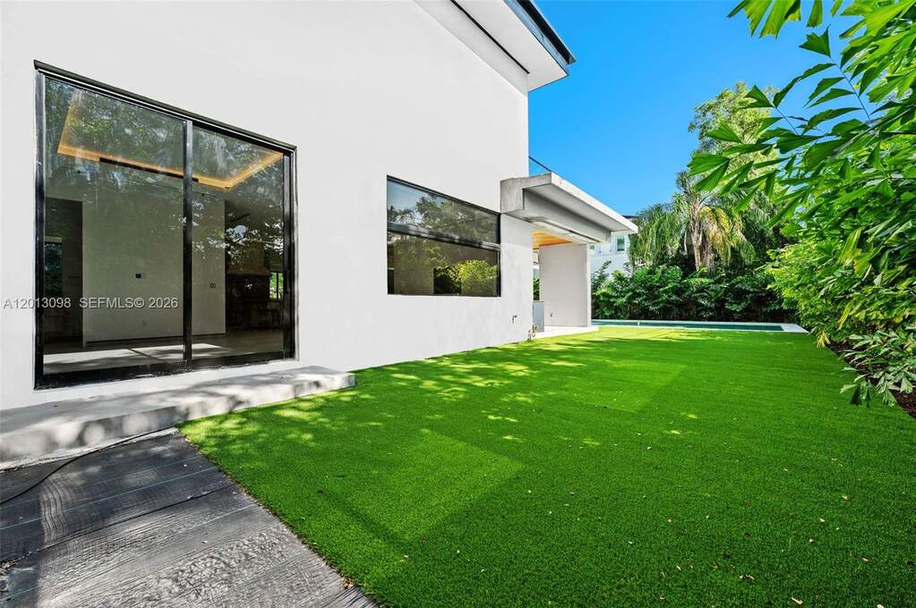 6 Bedroom Single Family Home/House's Image 40