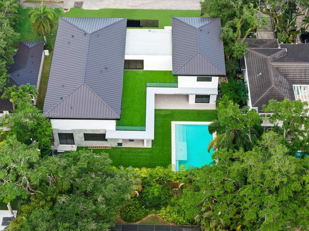 6 Bedroom Single Family Home/House's Image 43