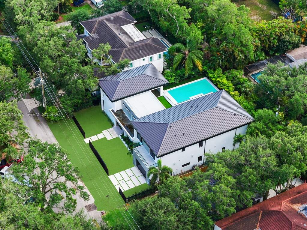 6 Bedroom Single Family Home/House's Image 45