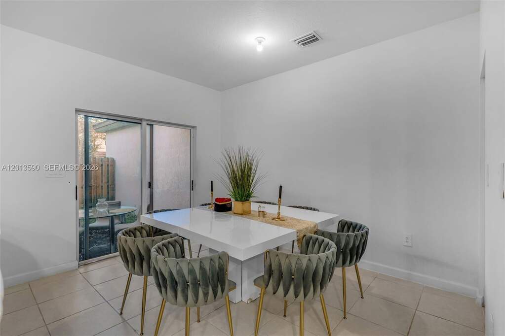 3 Bedroom Villa/Townhouse's Image 9