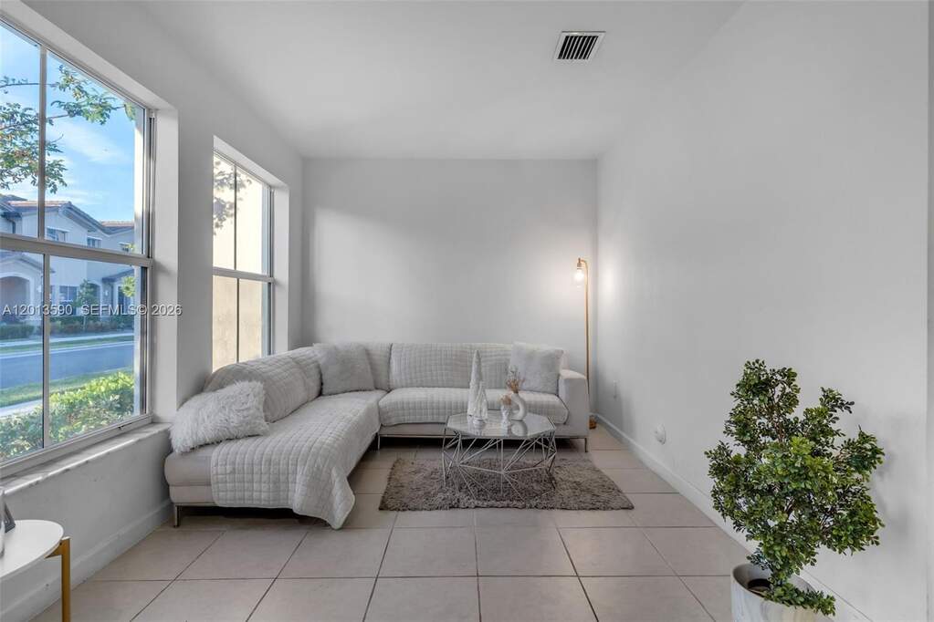 3 Bedroom Villa/Townhouse's Image 3