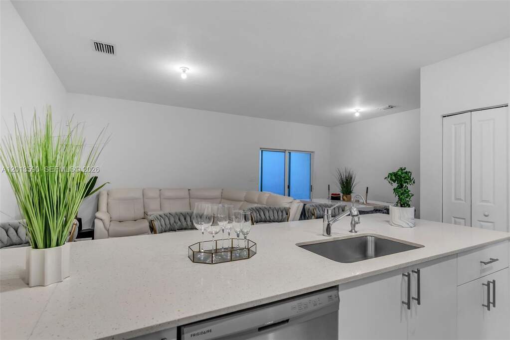 3 Bedroom Villa/Townhouse's Image 6