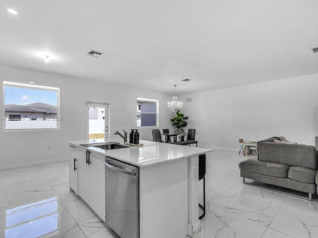 5 Bedroom Single Family Home/House's Image 3